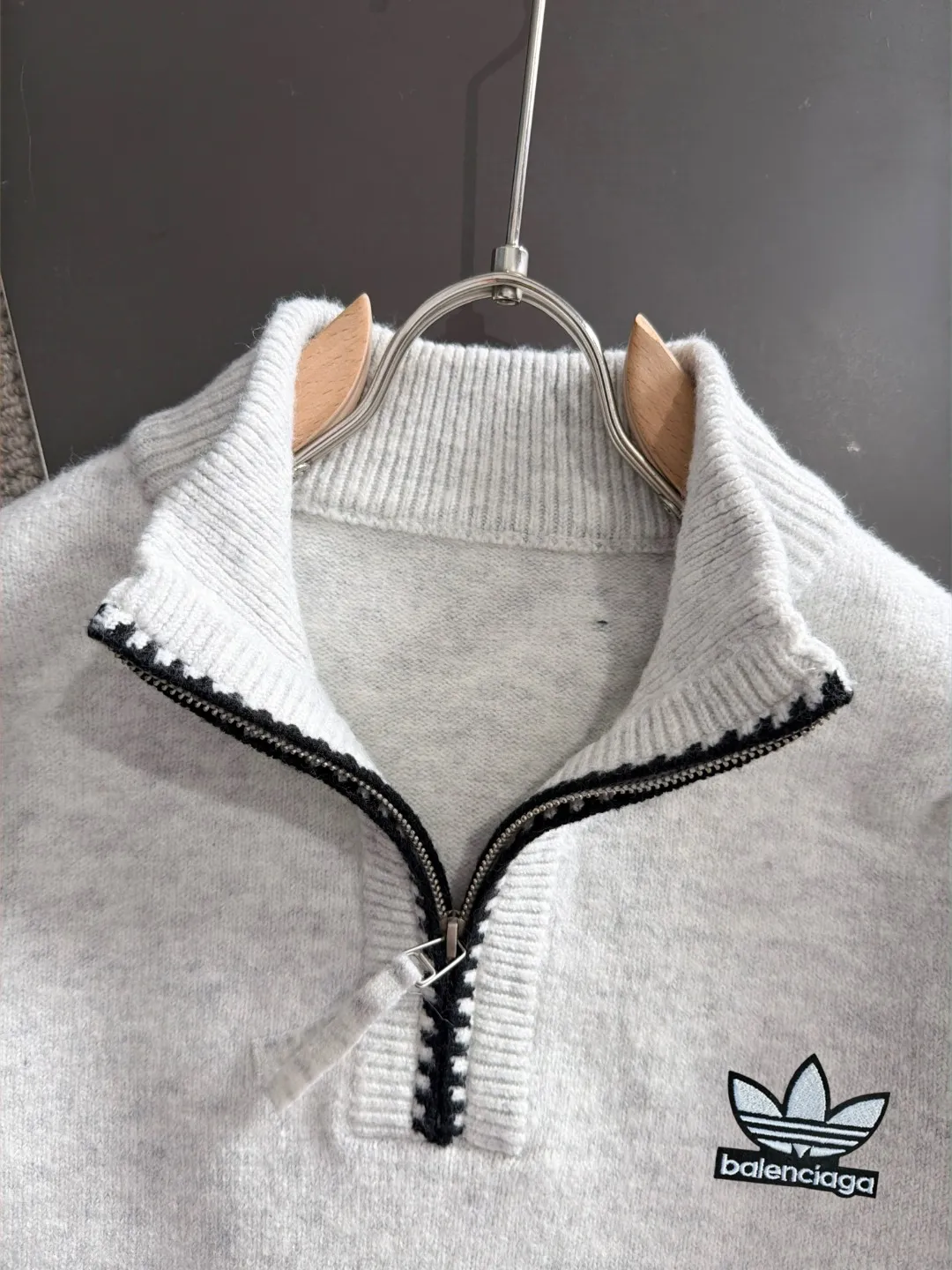 Next day shipping P195 Balenciaga high quality 2026 autumn and winter official website latest sweater, on sale at the same time at the counter Hot Sale! Specially made of wool blended fabric. It feels comfortable and can be directly in contact with the skin. The logo badge is exquisitely embroidered, which is extremely eye-catching! The details highlight the fashionable charm of big brands. Exquisite workmanship. Three-dimensional cutting style. The wearing effect is invincible and handsome! All three standards are complete! Sizes:M-3XL